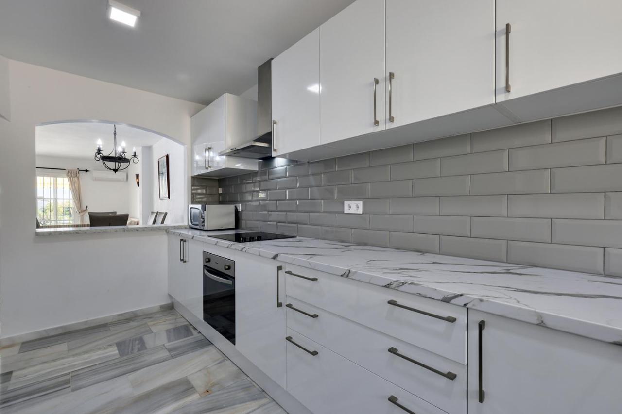 Quaint 2 Bedroom Townhouse With Pool Close To Sea! 贝纳尔马德纳 外观 照片