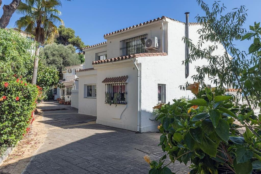 Quaint 2 Bedroom Townhouse With Pool Close To Sea! 贝纳尔马德纳 外观 照片
