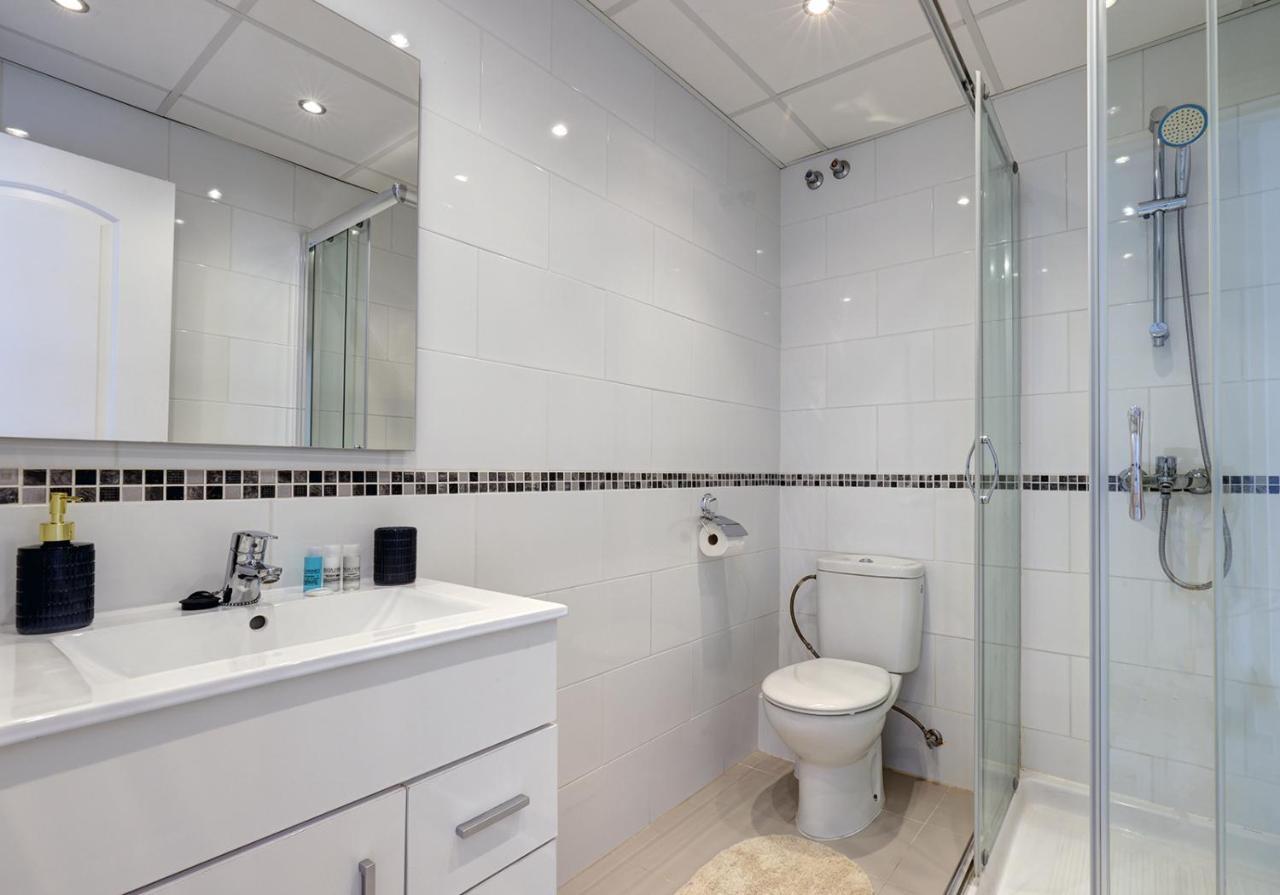 Quaint 2 Bedroom Townhouse With Pool Close To Sea! 贝纳尔马德纳 外观 照片